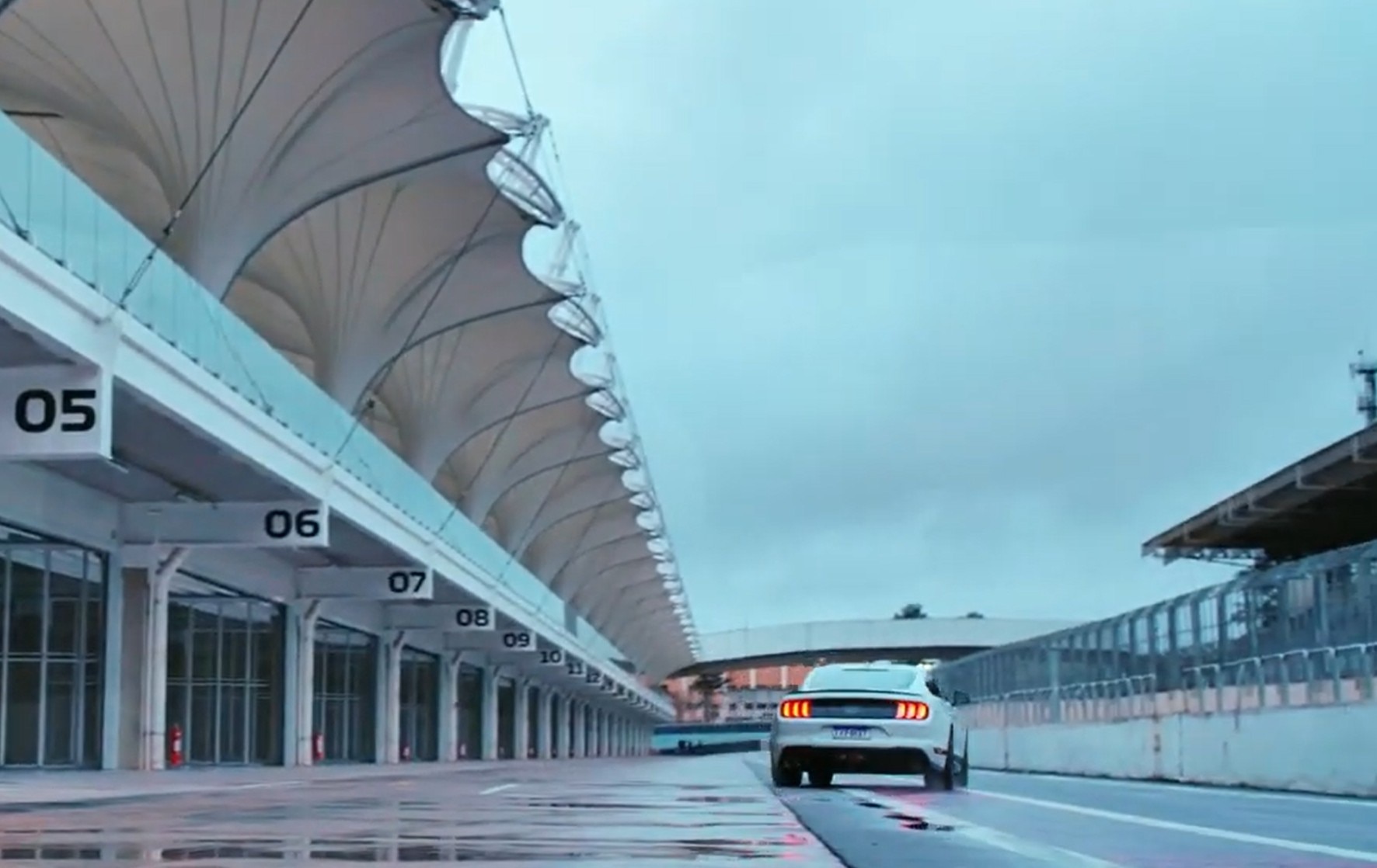 Ford Mustang Mach 1 na pista de Interlagos